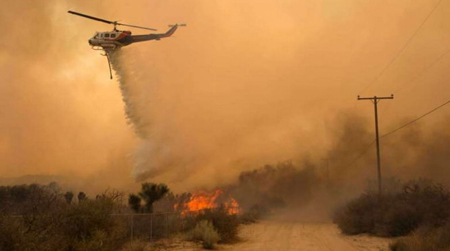 Trực thăng tham gia chữa cháy rừng ở Phelan, California.